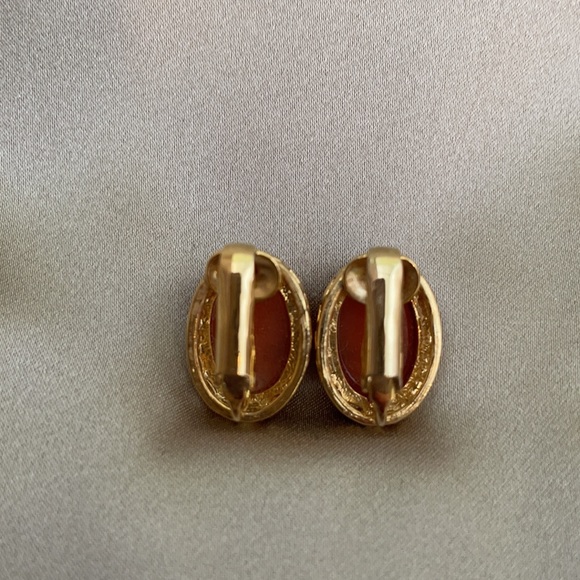 Vintage Cameo Clip Earrings - Picture 4 of 5